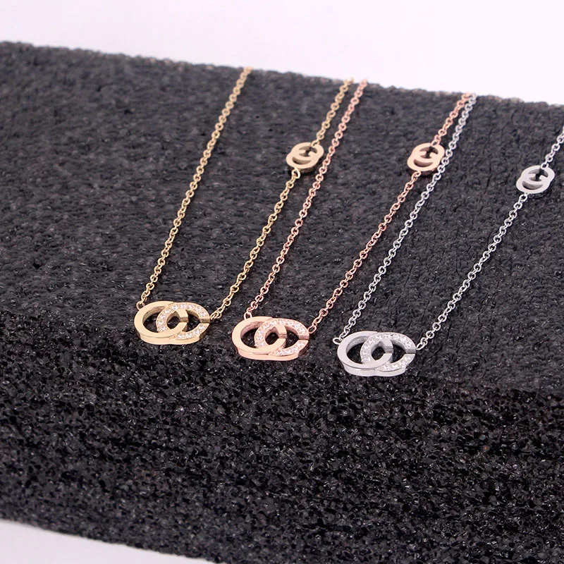 Цепочка из розового золота, с буквой C
Цепочка из розового золота, с буквой C