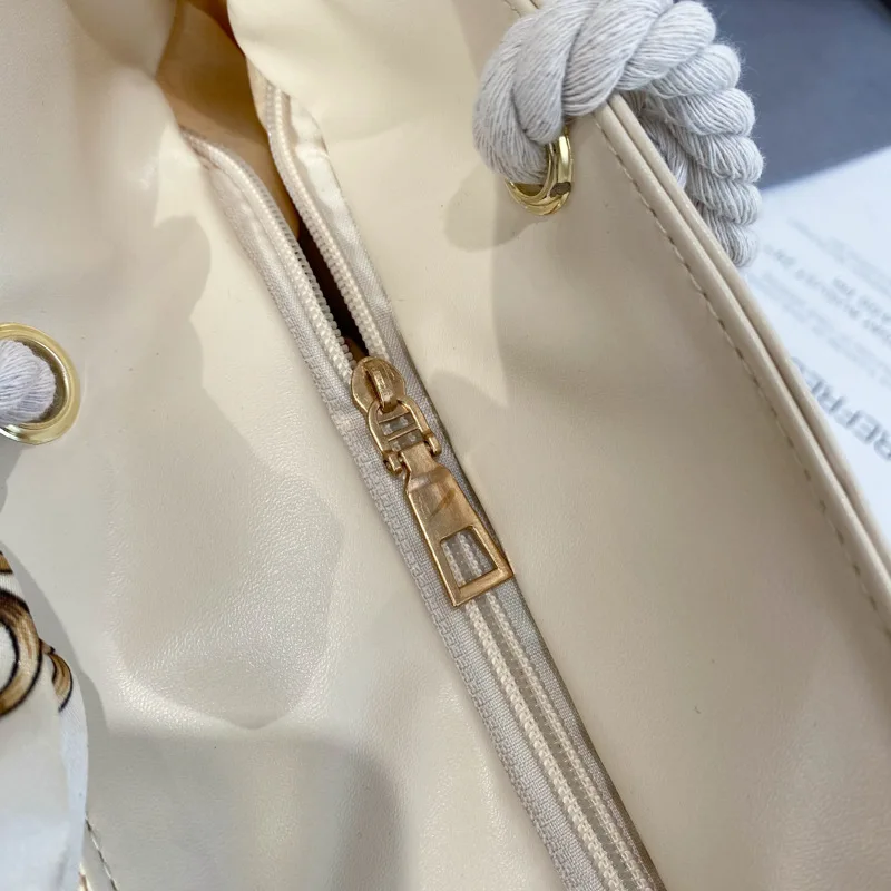 2021 Brand New Women Summer Straw Shoulder Bag Handmade Lightweight Tote Purse with Silk Scarf Fashion Beach Bags Holiday Travel
2021 Brand New Women Summer Straw Shoulder Bag Handmade Lightweight Tote Purse with Silk Scarf Fashion Beach Bags Holiday Travel