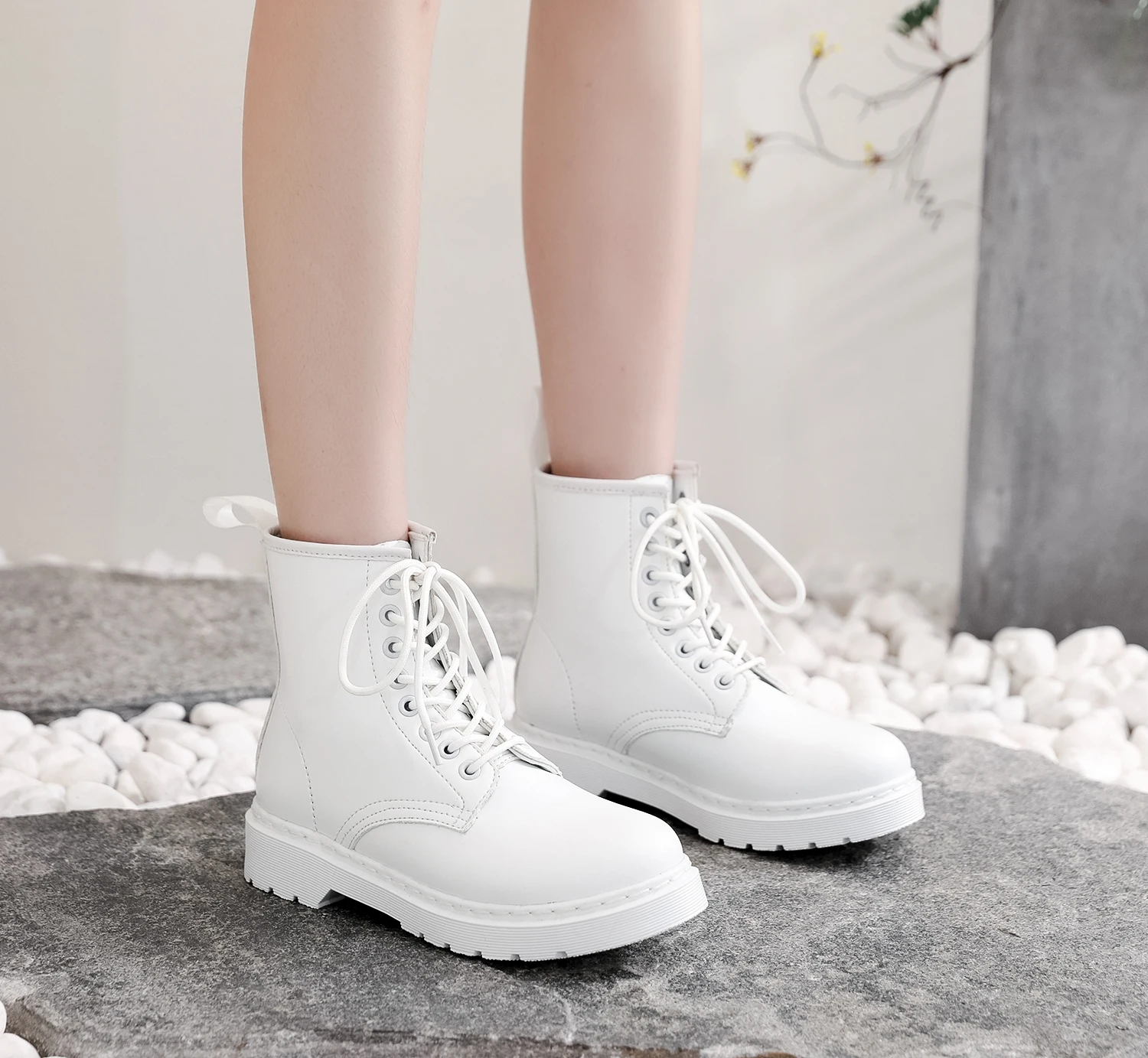 2021 winter new female Martin boots fashion casual women shoes men's shoes male Martin boots couple boots leather high-top shoes
2021 winter new female Martin boots fashion casual women shoes men's shoes male Martin boots couple boots leather high-top shoes