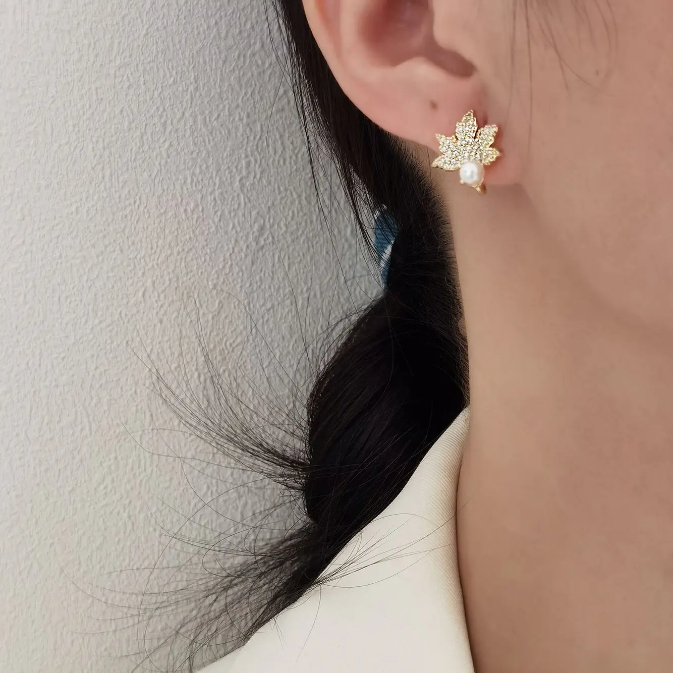 Diamond Maple Leaf Hoop Earrings Mosquito Coil Ear Clips No Pierced Luxury Girl Earrings Unusual Sweet Jewelry Christmas Gifts
Diamond Maple Leaf Hoop Earrings Mosquito Coil Ear Clips No Pierced Luxury Girl Earrings Unusual Sweet Jewelry Christmas Gifts