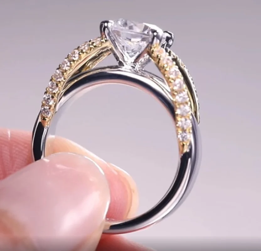 New Unique design Phnom Penh wide ring inlaid with high quality zircon CZ leisure jewelry fashion banquet women's ring gift
New Unique design Phnom Penh wide ring inlaid with high quality zircon CZ leisure jewelry fashion banquet women's ring gift