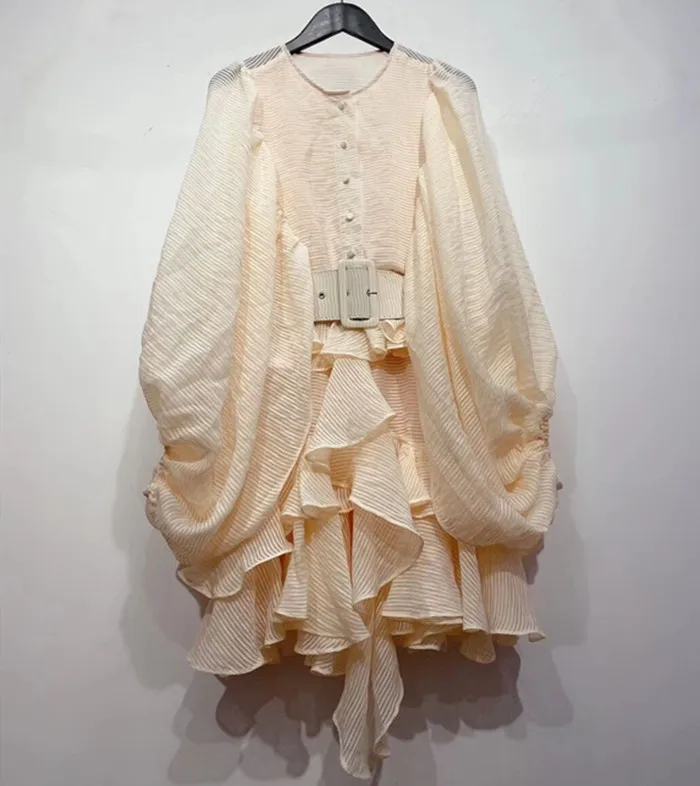 DEAT 2021 new summer fashion women clothing round neck lantern sleeves ruffles pleated single breasted vintage dress +belt WL846
DEAT 2021 new summer fashion women clothing round neck lantern sleeves ruffles pleated single breasted vintage dress +belt WL846