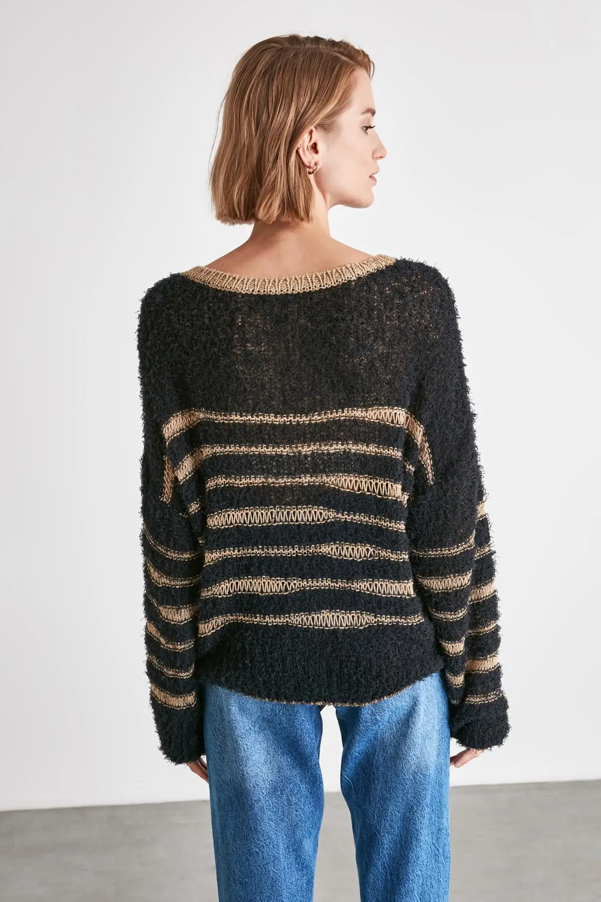 Trendyol Striped V Collar Knitwear Sweater TWOAW21KZ2730 
Trendyol Striped V Collar Knitwear Sweater TWOAW21KZ2730