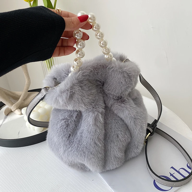 Niche Design Autumn/winter Plush Bag 2021 New Female Bag Ins Messenger Bag Pearl Handbag Plush Bucket Bag Width: 22cm
Niche Design Autumn/winter Plush Bag 2021 New Female Bag Ins Messenger Bag Pearl Handbag Plush Bucket Bag Width: 22cm