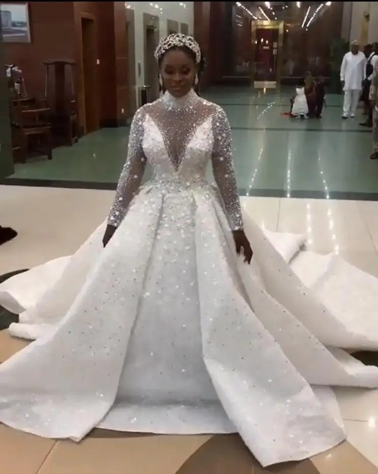 Luxury Crystal Beaded High Neck Ball Gown Wedding Dresses Vintage Saudi Arabia Dubai Plus Size Bridal Gown Long Sleeves
Luxury Crystal Beaded High Neck Ball Gown Wedding Dresses Vintage Saudi Arabia Dubai Plus Size Bridal Gown Long Sleeves