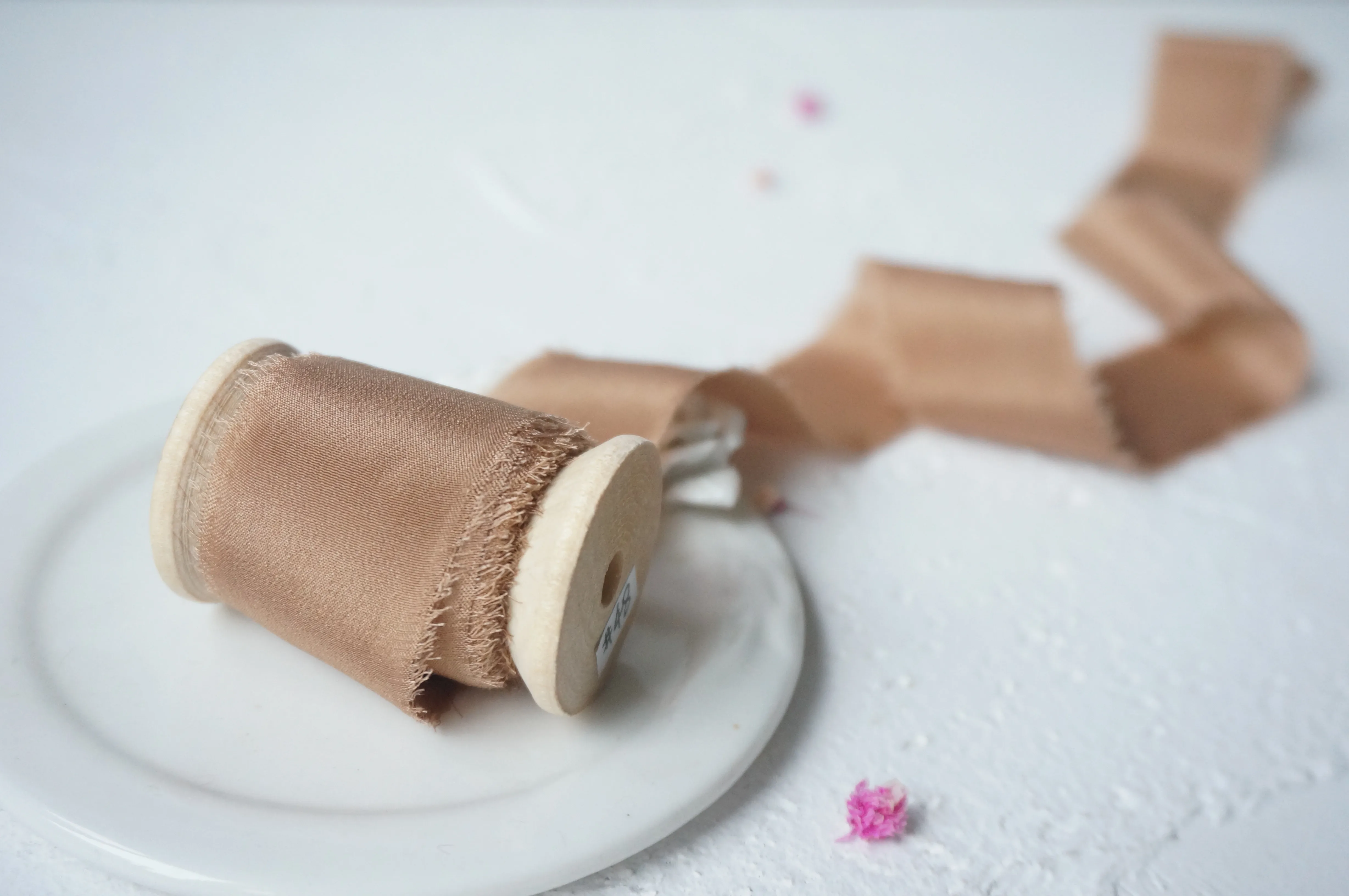 ins style 25mm 50mm 5mts/roll handmade 100% Pure Silk Frayed Edge Ribbon for wedding packaging pure silk ribbon
ins style 25mm 50mm 5mts/roll handmade 100% Pure Silk Frayed Edge Ribbon for wedding packaging pure silk ribbon