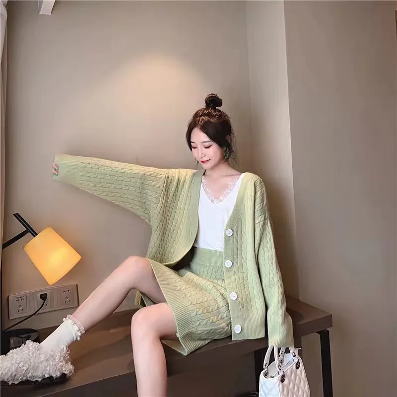 Women's temperament v-neck twist long-sleeved single-breasted women's jacket skirt two-piece new twist bag hip skirt suit
Women's temperament v-neck twist long-sleeved single-breasted women's jacket skirt two-piece new twist bag hip skirt suit