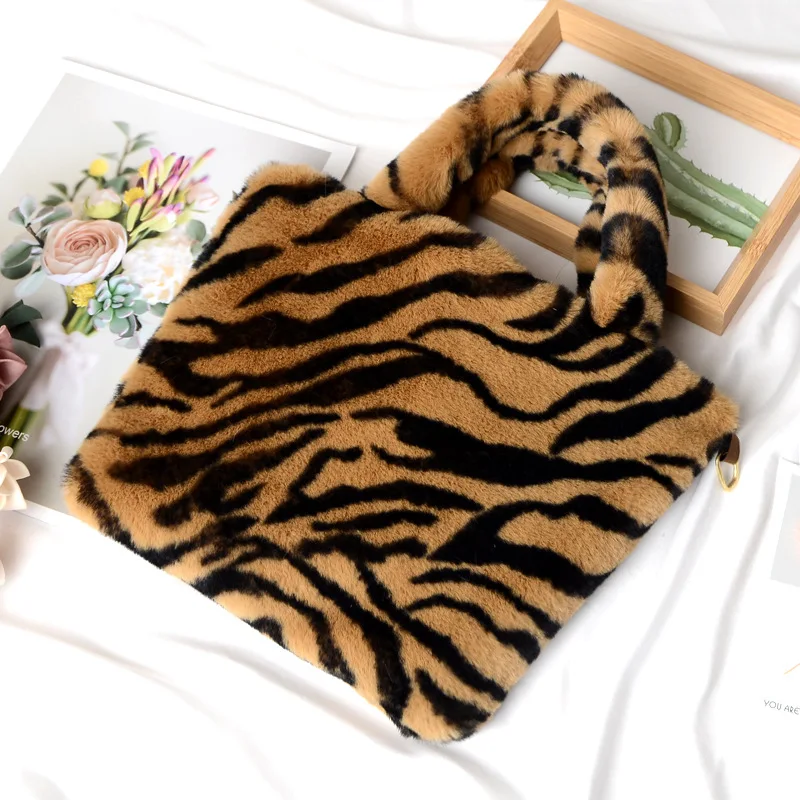 Faux Rabbit Fur Leopard Print Women Handbags Winter Soft Plush Chain Crossbody Bags for Women Large Capacity Plush Shoulder Bags
Faux Rabbit Fur Leopard Print Women Handbags Winter Soft Plush Chain Crossbody Bags for Women Large Capacity Plush Shoulder Bags