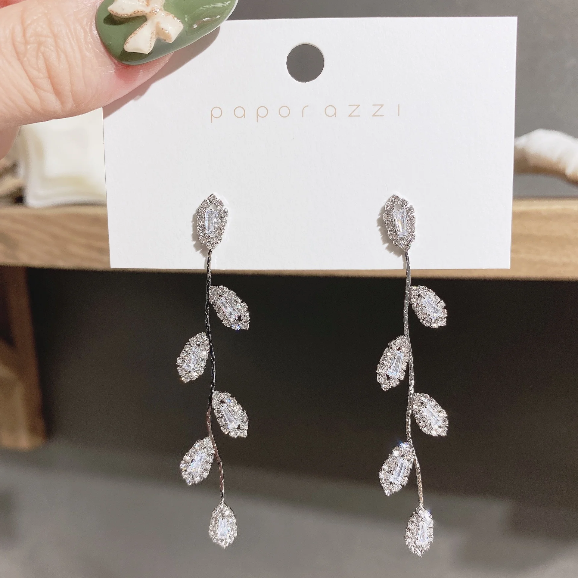 New S925 Silver Needle Creative Leaves Long-style Tassel Earrings European And American Fashion Celebrity Earrings
New S925 Silver Needle Creative Leaves Long-style Tassel Earrings European And American Fashion Celebrity Earrings