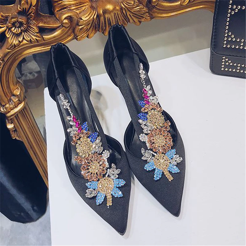 Women Wedding Shoes Crystal 8cm High Heels Black Red Floral Shoes Pointed Toe Ladies Party Bridal Shoes Satin Sweet Female Pumps
Women Wedding Shoes Crystal 8cm High Heels Black Red Floral Shoes Pointed Toe Ladies Party Bridal Shoes Satin Sweet Female Pumps