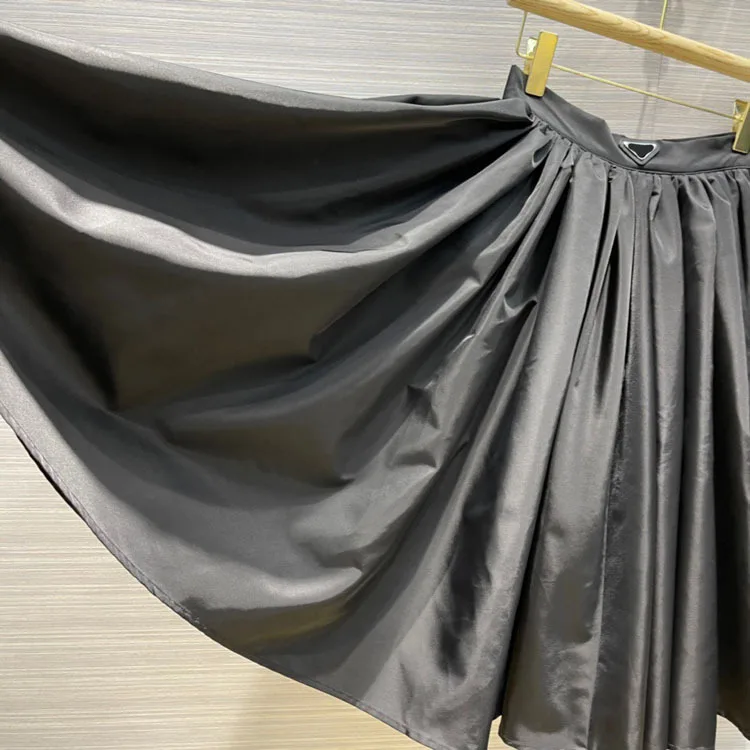 Spring/Summer 2021 Women's New French Elegant Commuter Fluffy Skirt sways the pleated midi skirt
Spring/Summer 2021 Women's New French Elegant Commuter Fluffy Skirt sways the pleated midi skirt
