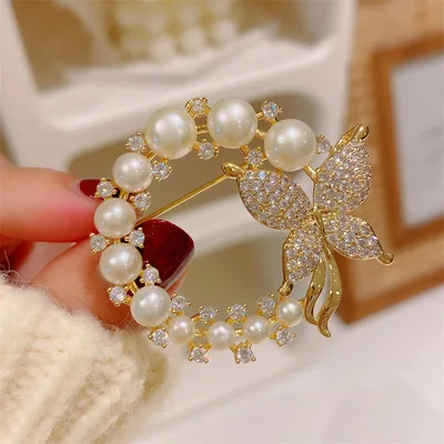 Brassiere Women's Retro Natural Freshwater Pearl Wreath Brooch Is Super Beautiful And Elegant Full Diamond Butterfly Pin Buckle.
Brassiere Women's Retro Natural Freshwater Pearl Wreath Brooch Is Super Beautiful And Elegant Full Diamond Butterfly Pin Buckle.
