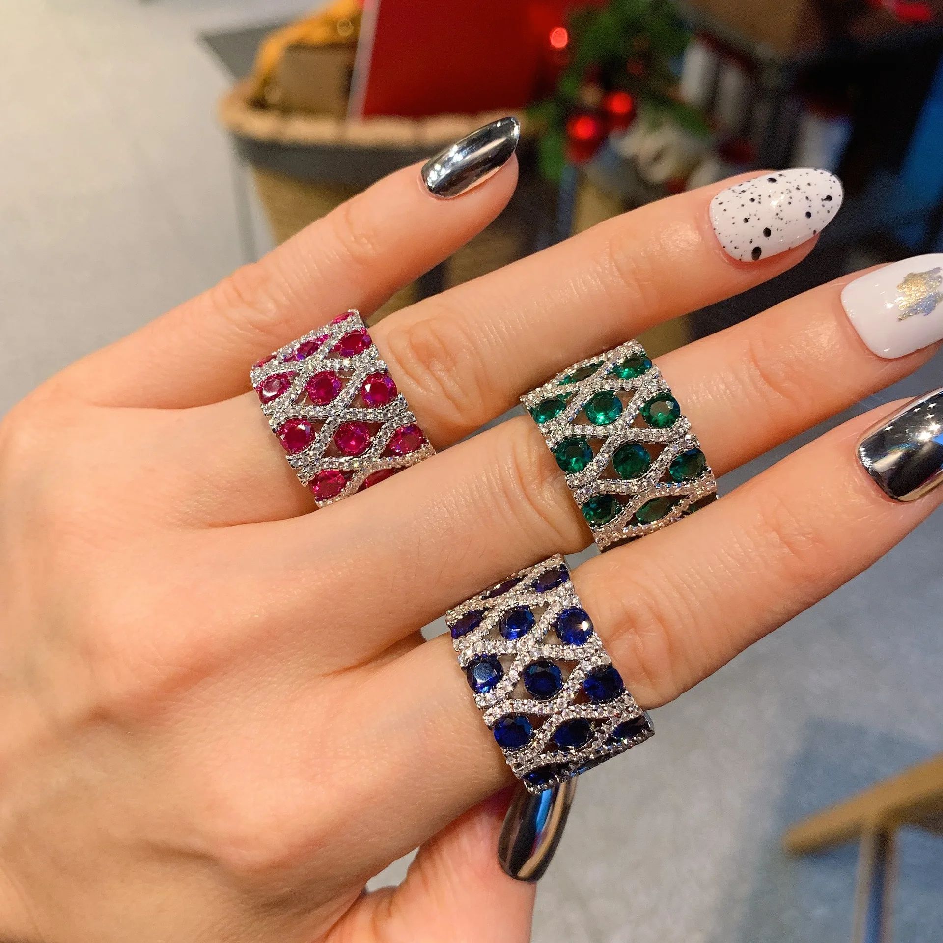 Серебряные кольца RUZZALLATI для женщин, полый дизайн, ослепительный кубический цирконий, обручальное кольцо
Серебряные кольца RUZZALLATI для женщин, полый дизайн, ослепительный кубический цирконий, обручальное кольцо