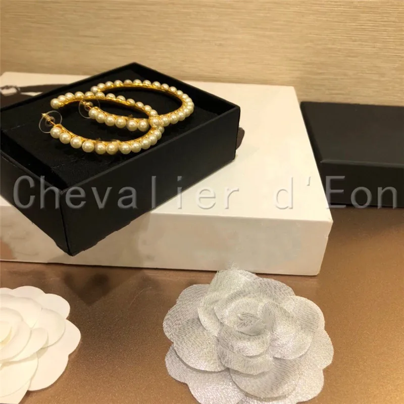 Chevalier d'Eon Classic Brand Women Elegant Vintage Pearl Round Circle Hoop Earring Pearl Geometric Ear Rings Fashion Jewelry
Chevalier d'Eon Classic Brand Women Elegant Vintage Pearl Round Circle Hoop Earring Pearl Geometric Ear Rings Fashion Jewelry
