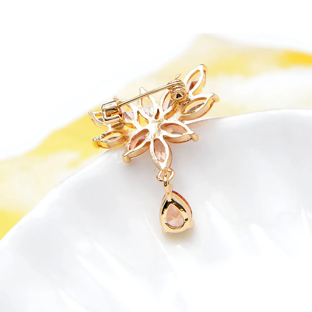 CINDY XIANG 3 colors choose zircon flower collar pins for women fashion small colorful brooch summer T-shirt accessories gift
CINDY XIANG 3 colors choose zircon flower collar pins for women fashion small colorful brooch summer T-shirt accessories gift