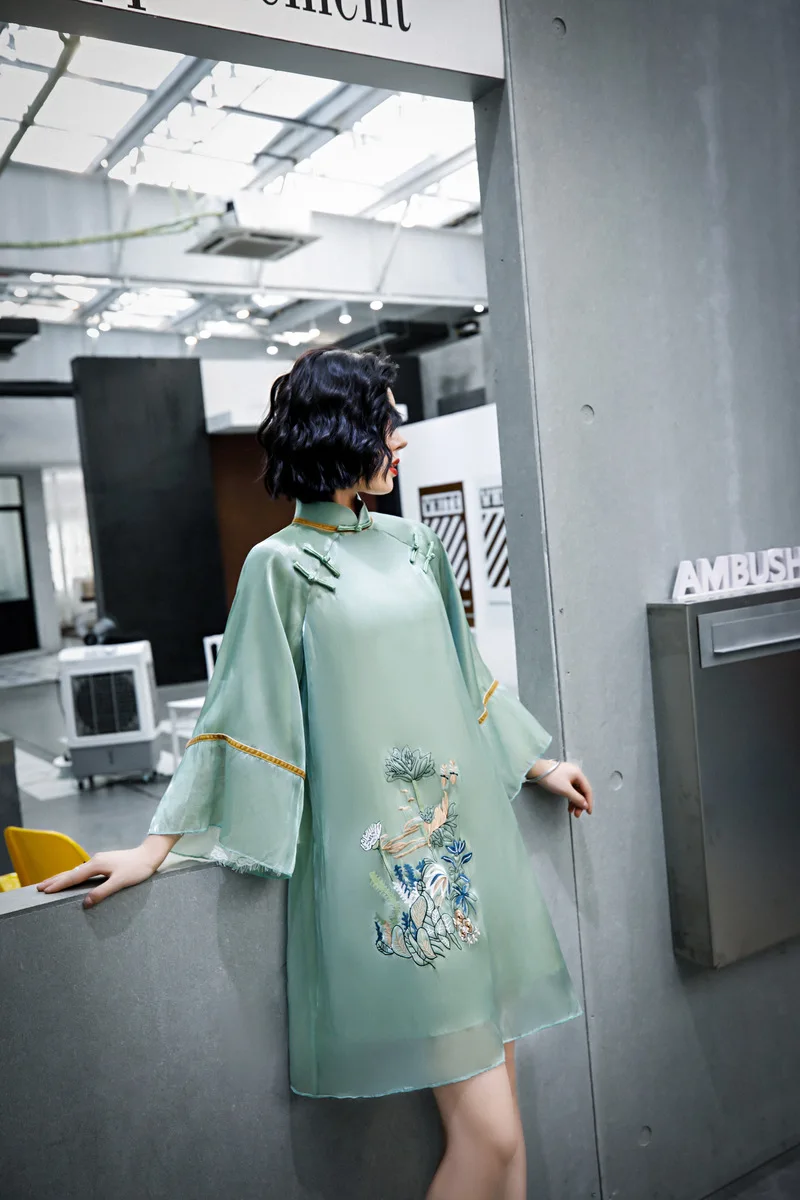 Yue Tang Autumn and Winter Organza Double Layer Mid-length A Version Embroidered Loose Trumpet Sleeve Cheongsam Dress
Yue Tang Autumn and Winter Organza Double Layer Mid-length A Version Embroidered Loose Trumpet Sleeve Cheongsam Dress