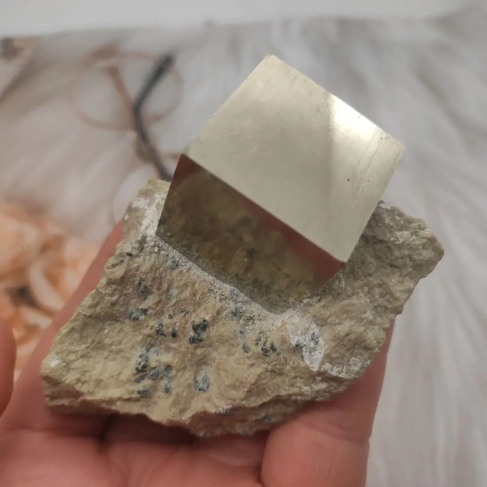 1 шт., невероятный дисплей, большие блестящие кубики из пирита на Matrix, Navajun Mine, Испания
1 шт., невероятный дисплей, большие блестящие кубики из пирита на Matrix, Navajun Mine, Испания