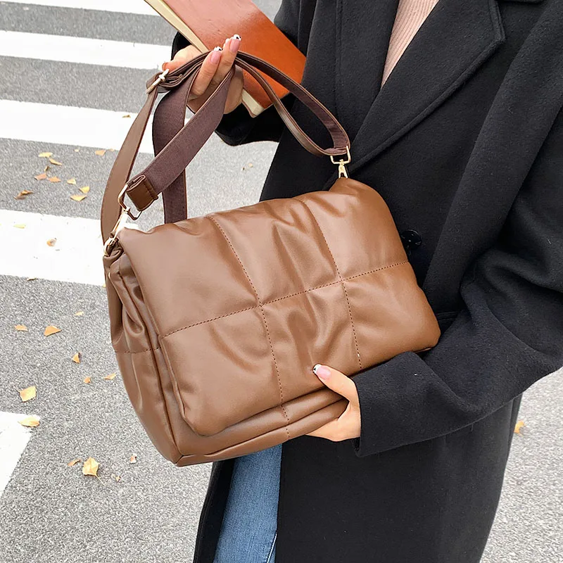 Fashion Plaid Design PU Leather Shoulder Bag Women Handbag Quilted Padded Crossbody Bags 2022 Hit Winter Luxury Simple Brands
Fashion Plaid Design PU Leather Shoulder Bag Women Handbag Quilted Padded Crossbody Bags 2022 Hit Winter Luxury Simple Brands