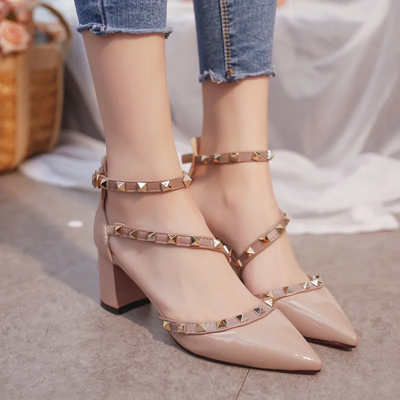 Women's shoes 2022 high-heeled shoes with pointed head thick heel sandal rivet buckle hollow single shoes
Women's shoes 2022 high-heeled shoes with pointed head thick heel sandal rivet buckle hollow single shoes