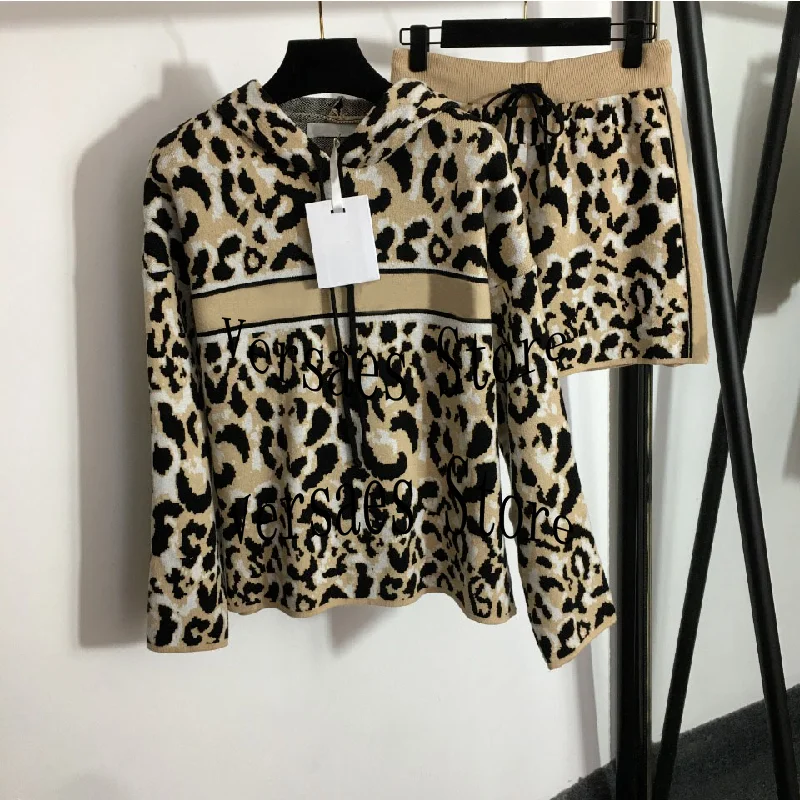 2021 Luxury Design Sexy Leopard knit set fashion avant-garde spring and autumn long sleeve Shorts Set hooded Pullover Sweater
2021 Luxury Design Sexy Leopard knit set fashion avant-garde spring and autumn long sleeve Shorts Set hooded Pullover Sweater