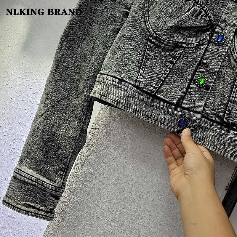 European Station Autumn 2021 New Retro Wash Water Micro Snowflake Nail Drill Shoulder Strap Fake Two-Piece Denim Jacket Female
European Station Autumn 2021 New Retro Wash Water Micro Snowflake Nail Drill Shoulder Strap Fake Two-Piece Denim Jacket Female