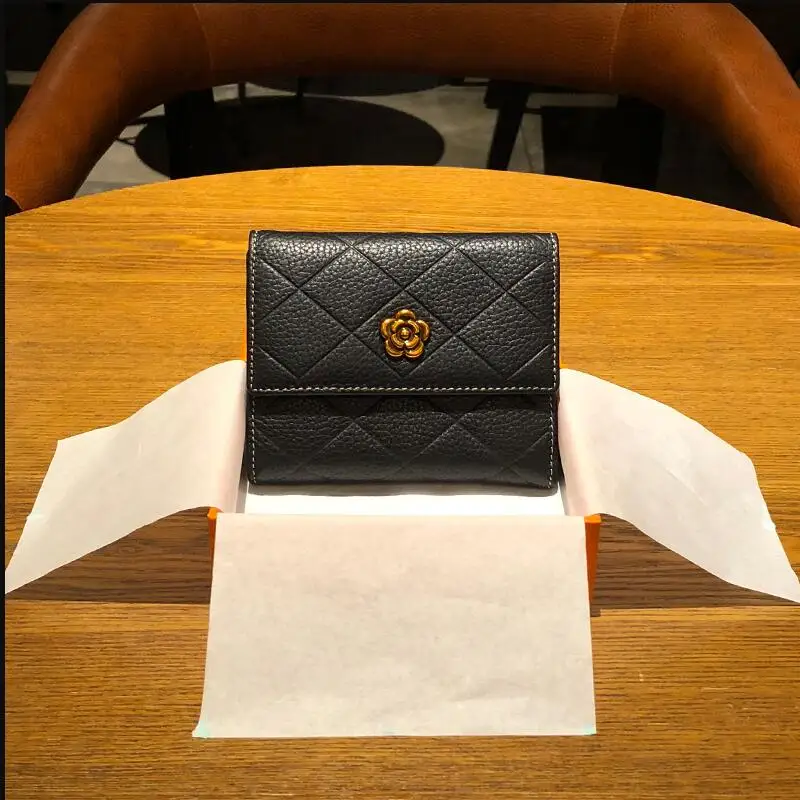 CHSANATO Новое поступление, кошелек, короткие женские кошельки из натуральной кожи, модные цветы, люксовый кошелек известного бренда
CHSANATO Новое поступление, кошелек, короткие женские кошельки из натуральной кожи, модные цветы, люксовый кошелек известного бренда