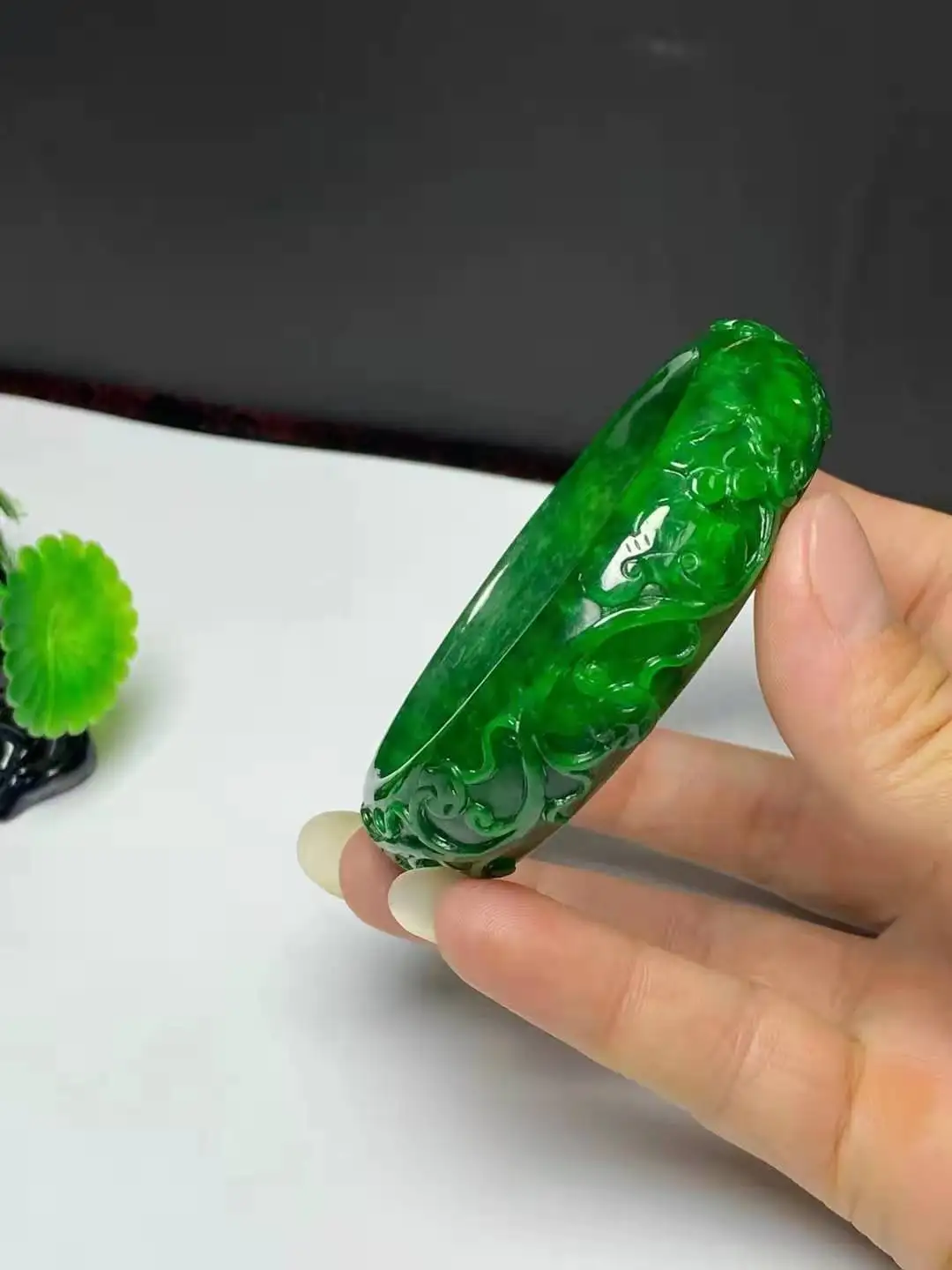 100%real jade Natural handmad 7A Emerald Hand carved pattern flower bangle jade bangle green jade bangles women emerald bracelet
100%real jade Natural handmad 7A Emerald Hand carved pattern flower bangle jade bangle green jade bangles women emerald bracelet
