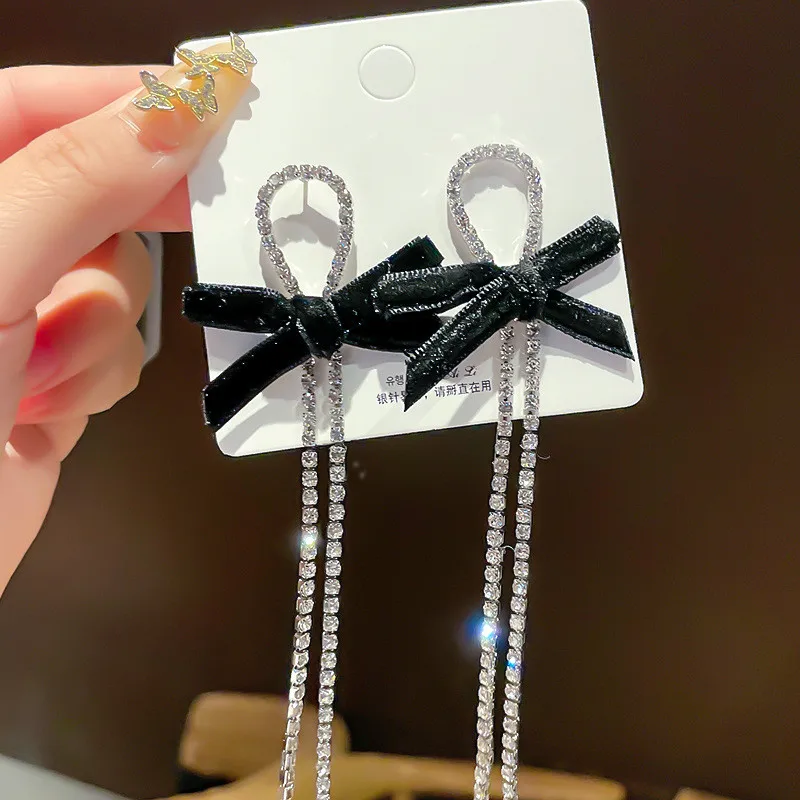2021 New Contracted Metal Black Bowknot Modelling Drop Earrings Long Tassel Shiny Crystal Fashion Women Earrings Senior
2021 New Contracted Metal Black Bowknot Modelling Drop Earrings Long Tassel Shiny Crystal Fashion Women Earrings Senior