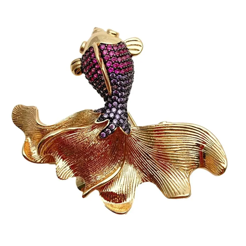 Разноцветные золотые булавки с фианитами и золотым покрытием
Разноцветные золотые булавки с фианитами и золотым покрытием