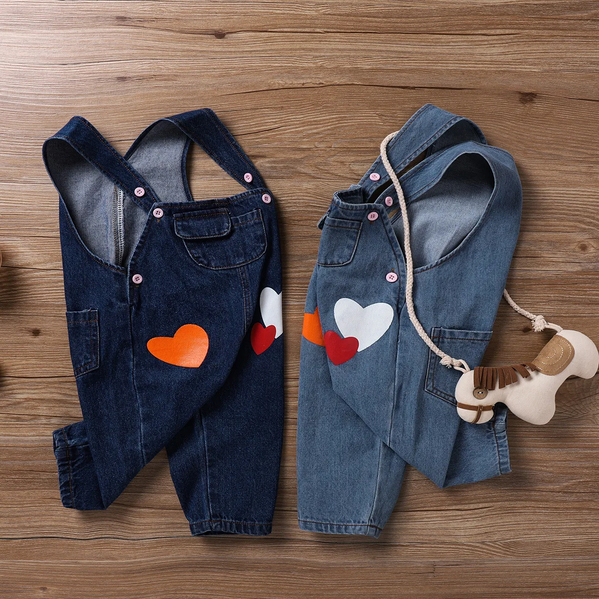 Baby´s Casual Suspender Jeans, Cartoon Heart Print Loose Denim Trousers with Pocket, Daily Life
Baby´s Casual Suspender Jeans, Cartoon Heart Print Loose Denim Trousers with Pocket, Daily Life