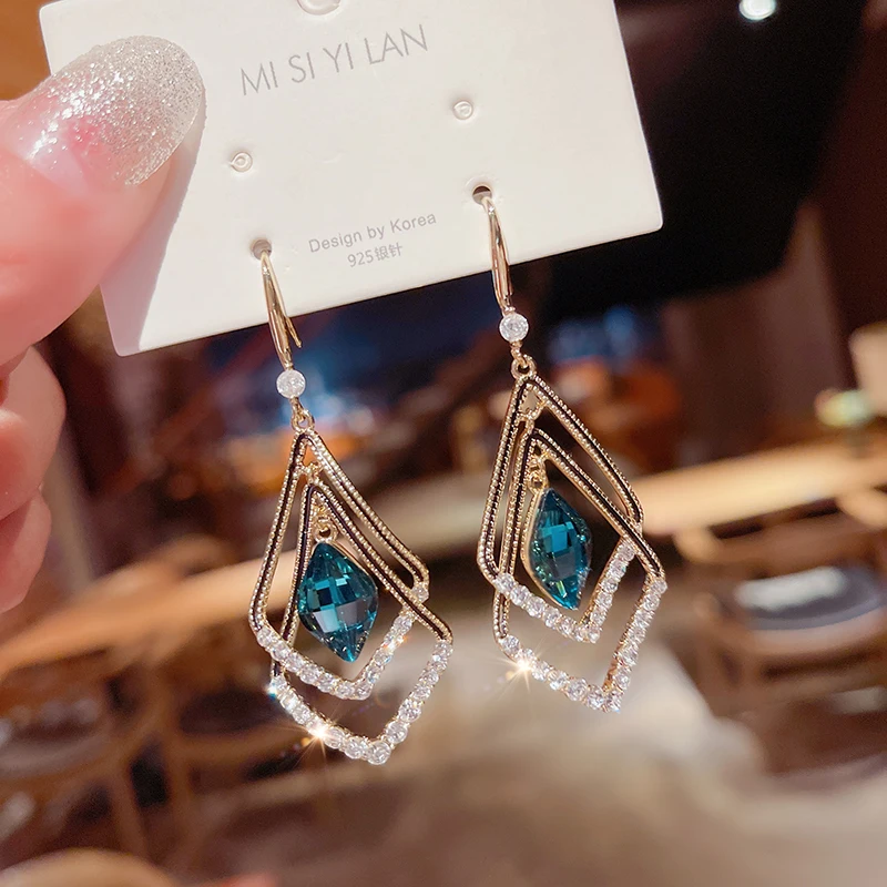 Luxury New 2021 Bule Crystal Earrings For Women Exaggerated Geometric Statement Earrings Temperament Earrings Wedding Jewelry
Luxury New 2021 Bule Crystal Earrings For Women Exaggerated Geometric Statement Earrings Temperament Earrings Wedding Jewelry