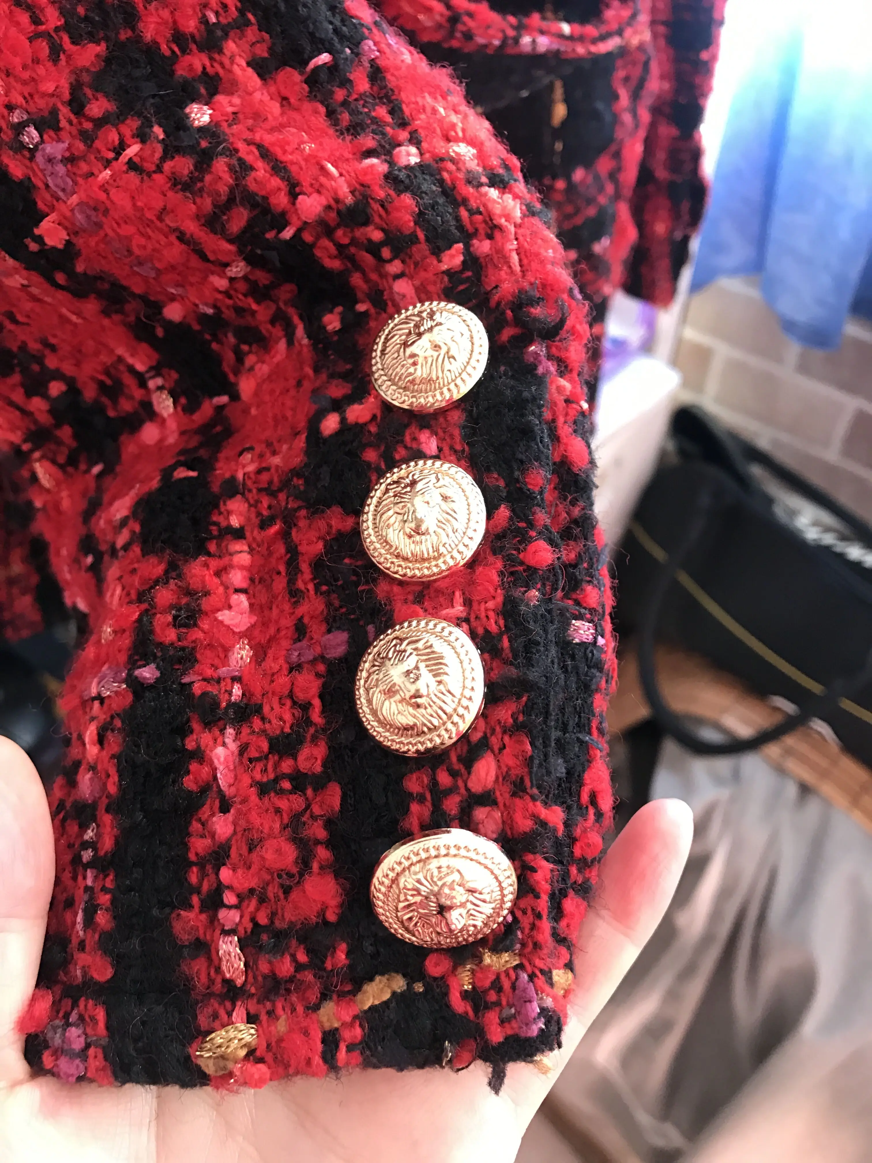 NEW 2020 Luxury Woman Fashion Red Black checked tweed Double-breasted blazer Gold Button up With Belt Frayed hem
NEW 2020 Luxury Woman Fashion Red Black checked tweed Double-breasted blazer Gold Button up With Belt Frayed hem