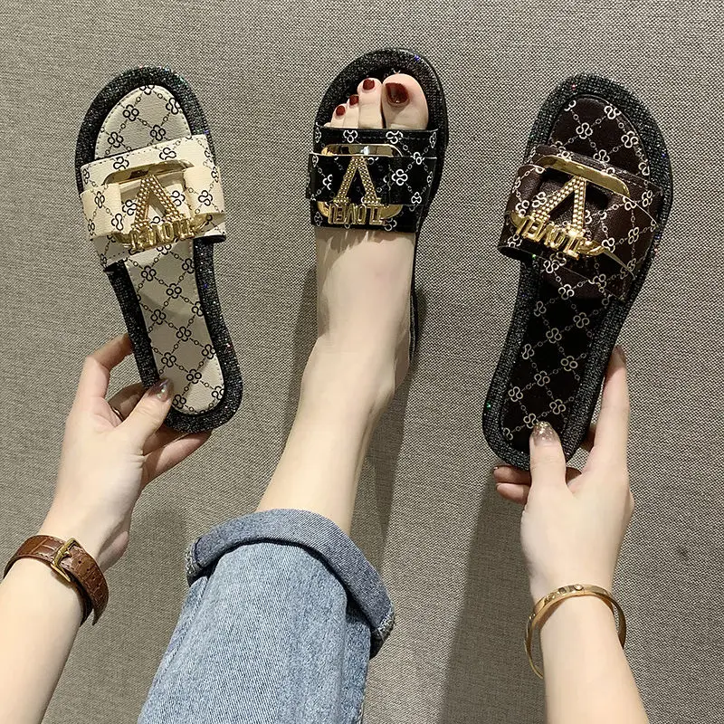 2021 Women Sandals Summer Slippers Metal Button Letter Decoration Flat Beach Shoe Ladies Sandals Beach Shoes Casual Flip Flops
2021 Women Sandals Summer Slippers Metal Button Letter Decoration Flat Beach Shoe Ladies Sandals Beach Shoes Casual Flip Flops