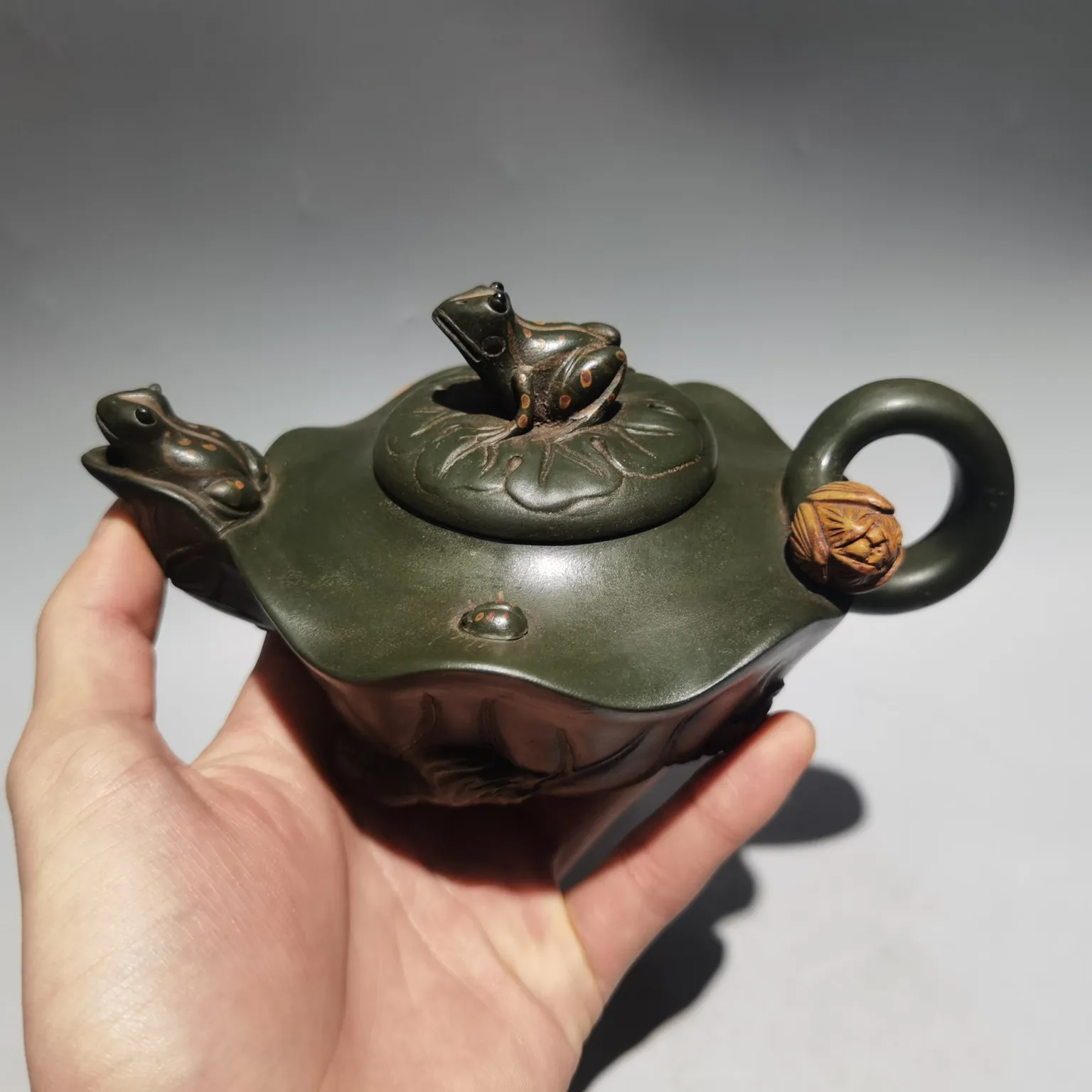 7"Chinese Yixing Zisha Pottery Hand-Carved Frog lotus leaf kettle Republic of China Green Clay Teapot Pot Tea Maker Office
7"Chinese Yixing Zisha Pottery Hand-Carved Frog lotus leaf kettle Republic of China Green Clay Teapot Pot Tea Maker Office