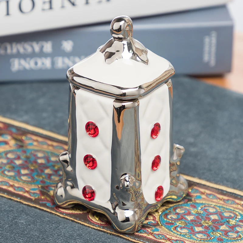 Modern minimalist Imitation diamond ceramic toothpick box Stylish living room decoration toothpick holder
Modern minimalist Imitation diamond ceramic toothpick box Stylish living room decoration toothpick holder