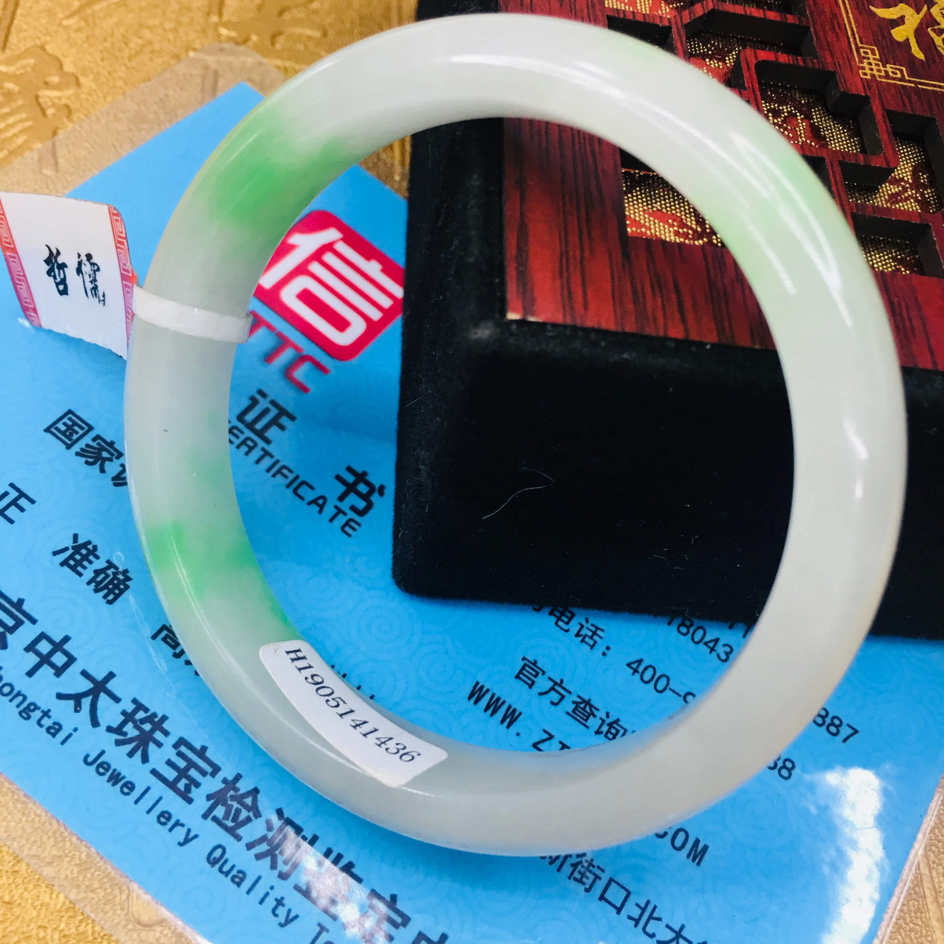 Send A certificate natural Jadeite bracelets carved white background green 54-61mm two-color female princess jade bracelet jewel
Send A certificate natural Jadeite bracelets carved white background green 54-61mm two-color female princess jade bracelet jewel