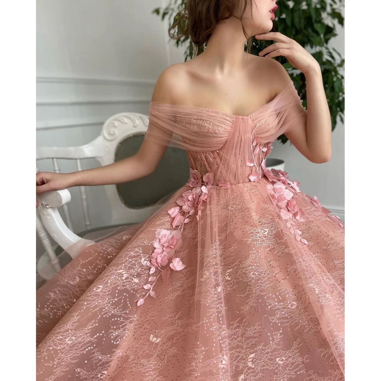 Princess Long Prom Dresses Off The Shoulder 3D Flowers Appliques Lace Tulle Ball Gown Women Formal Evening Party Elegant Gowns
Princess Long Prom Dresses Off The Shoulder 3D Flowers Appliques Lace Tulle Ball Gown Women Formal Evening Party Elegant Gowns