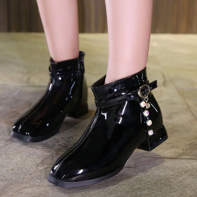 2020 winter new women's boots bright leather peeling pearl small high heel children's short boots big children's princess shoes
2020 winter new women's boots bright leather peeling pearl small high heel children's short boots big children's princess shoes
