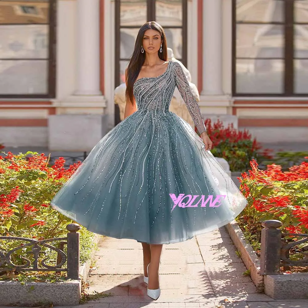 YQLNNECouture Вечерние платья на одно плечо с длинным рукавом Бальные платья из тюля с бусинами длиной до середины икры Платья для вечеринки
YQLNNECouture Вечерние платья на одно плечо с длинным рукавом Бальные платья из тюля с бусинами длиной до середины икры Платья для вечеринки