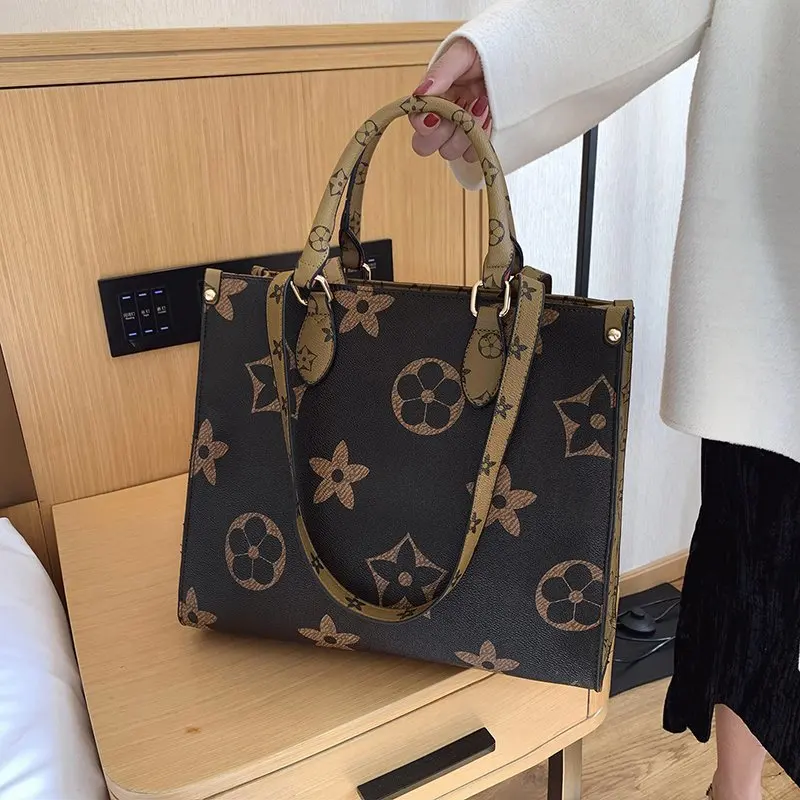 CGCBAG 2021 Luxury Designe Handbag Women Casual Printing PU Leather Shoulder Bag Female High Quality Tote Bag Ladies Shopper
CGCBAG 2021 Luxury Designe Handbag Women Casual Printing PU Leather Shoulder Bag Female High Quality Tote Bag Ladies Shopper