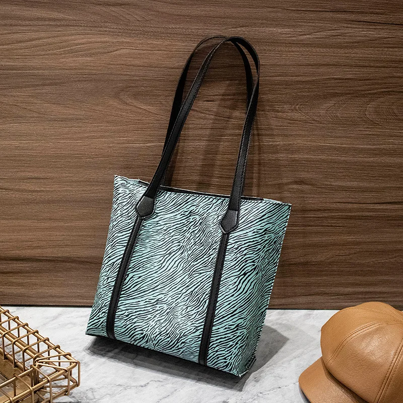 Bag female 2021 new ins Korean version of large capacity PVC female bag student wild simple shoulder bag portable large bag
Bag female 2021 new ins Korean version of large capacity PVC female bag student wild simple shoulder bag portable large bag