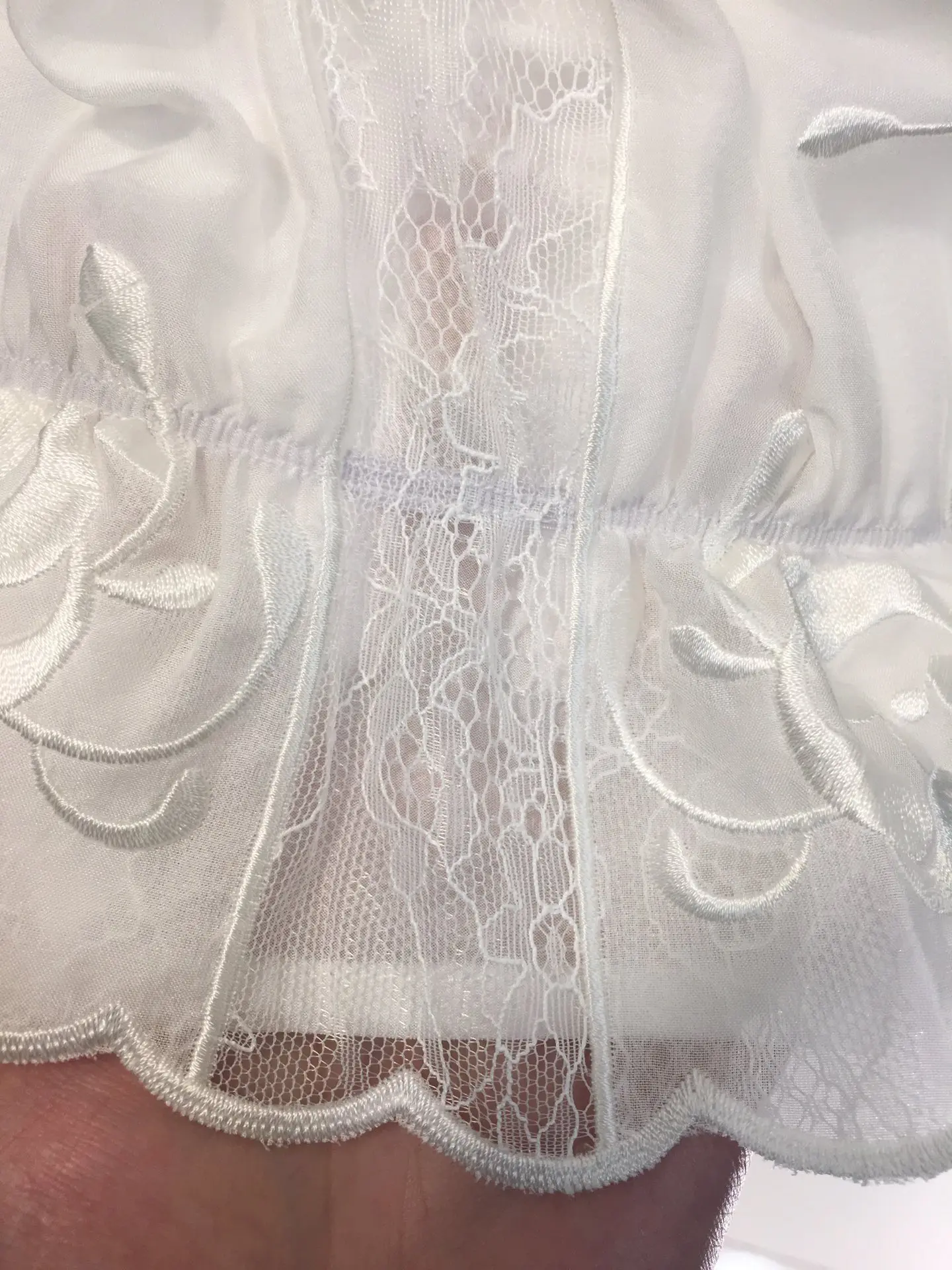 2021 new women fashion long-sleeved sexy casual lace stitching embroidery silk top 0322
2021 new women fashion long-sleeved sexy casual lace stitching embroidery silk top 0322