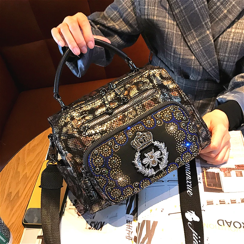 Fashion Diamond Women Luxury Handbag Brand 2021 Designer Leopard Pattern Rhinestone Shoulder Bag Rivet High Quality Handbags New
Fashion Diamond Women Luxury Handbag Brand 2021 Designer Leopard Pattern Rhinestone Shoulder Bag Rivet High Quality Handbags New