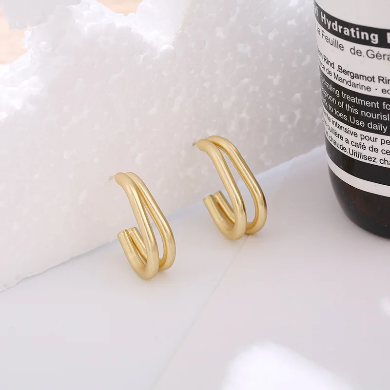 Minimalist Multilayer Hoop Earrings 2020 New Gold Color High Quality Geometric C Shaped Earring Fashion Wedding Jewelry 
Minimalist Multilayer Hoop Earrings 2020 New Gold Color High Quality Geometric C Shaped Earring Fashion Wedding Jewelry