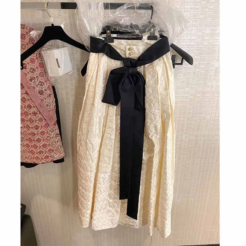 Belt Bowknot Maxi Skirt Long Skirts Waist Hugging Pleated Jacquard Floral Skirts White Bow Designer Skirt Runway 2021
Belt Bowknot Maxi Skirt Long Skirts Waist Hugging Pleated Jacquard Floral Skirts White Bow Designer Skirt Runway 2021