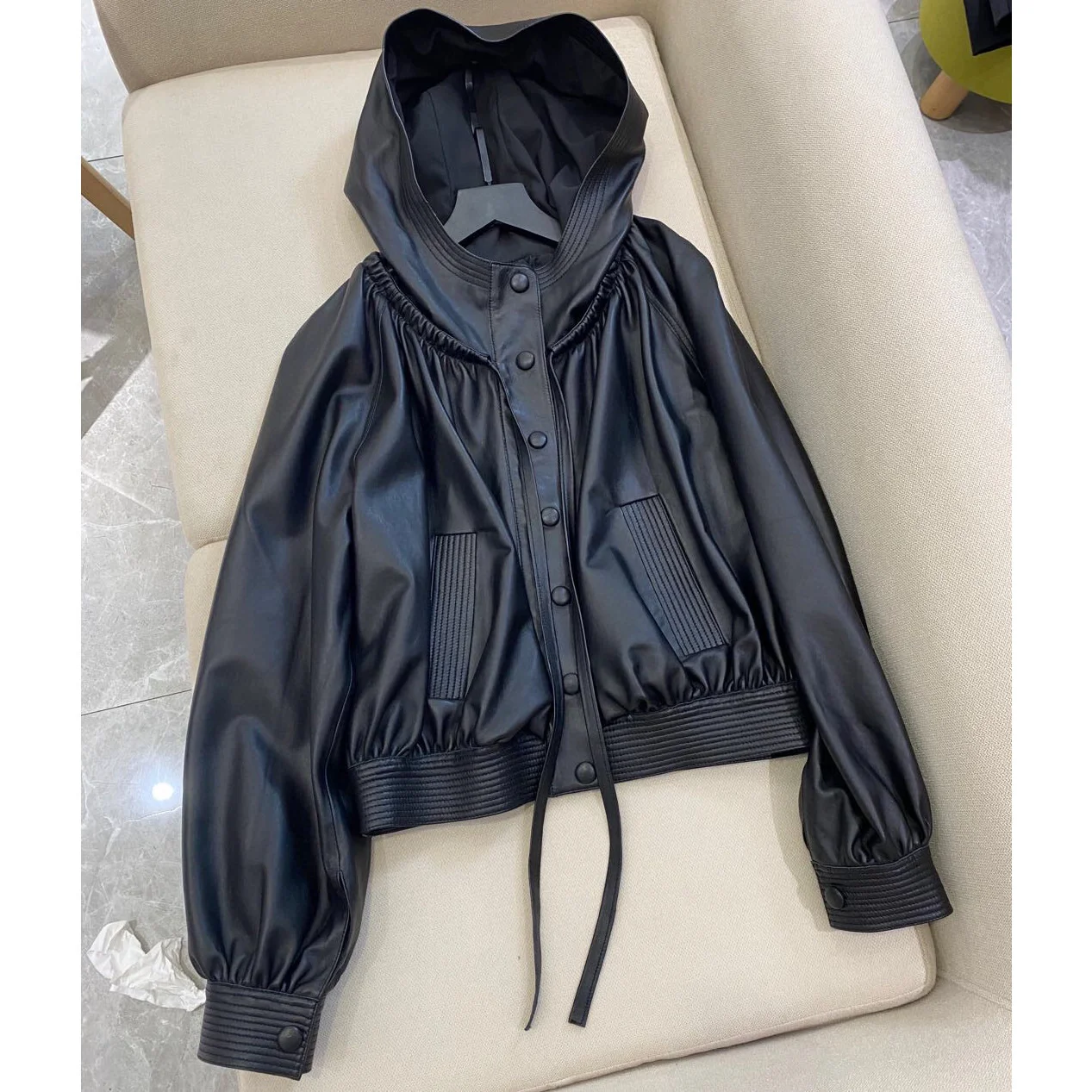Bao Zi little sheepskin women's round neck hooded drawstring loose thin high necked leather jacket short
Bao Zi little sheepskin women's round neck hooded drawstring loose thin high necked leather jacket short