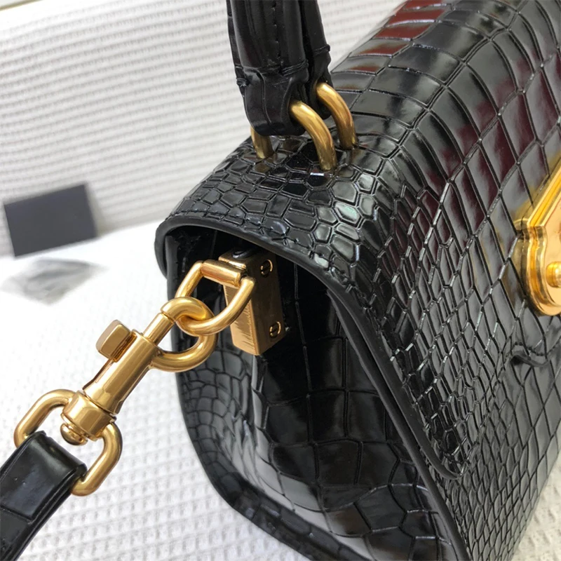 New fashion classic all-match leather crocodile pattern ladies handbag temperament handbag handbag messenger bag
New fashion classic all-match leather crocodile pattern ladies handbag temperament handbag handbag messenger bag