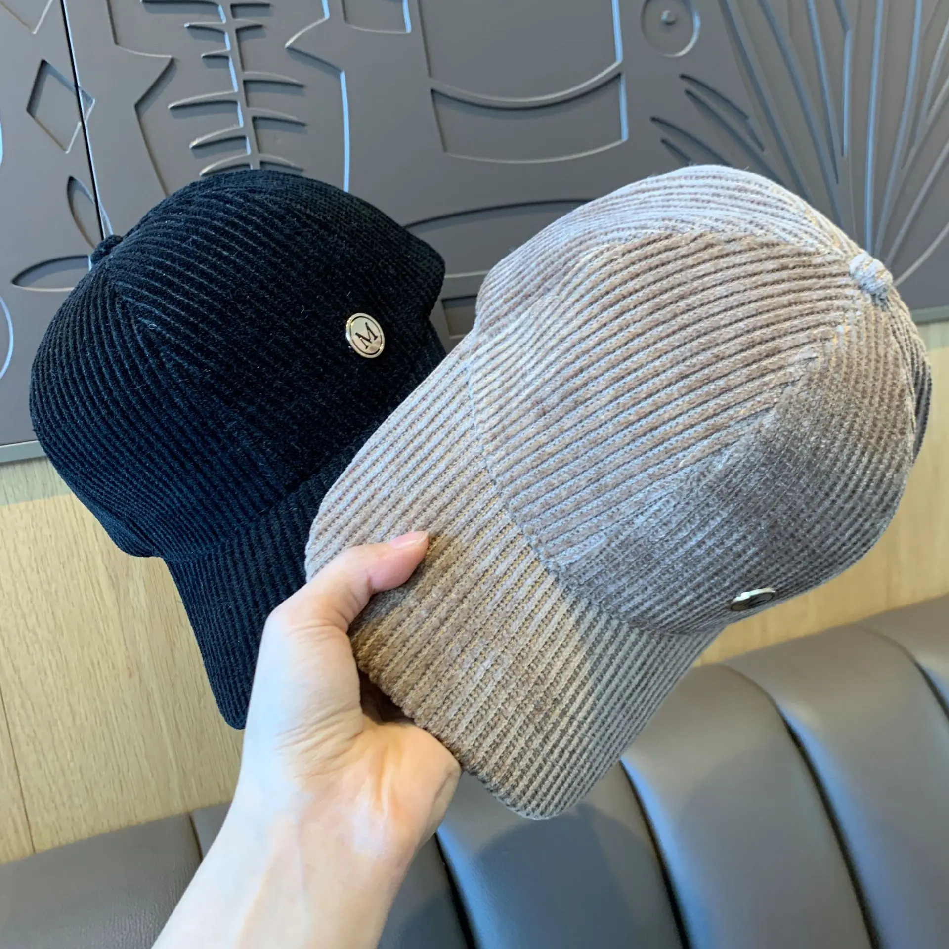 Fashion woman autumn and winter versatile cap Casual small crowd Corduroy brand Korean versatile letter chenille baseball cap
Fashion woman autumn and winter versatile cap Casual small crowd Corduroy brand Korean versatile letter chenille baseball cap