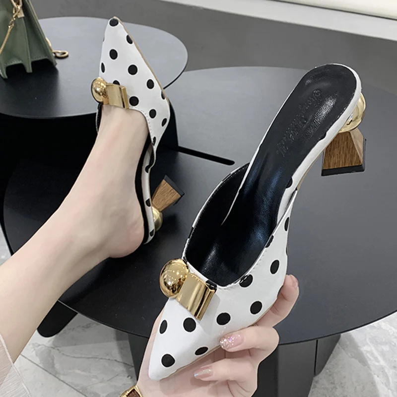 2020 Autumn Chic Dot High Heels Women Slippers Metal Buckle Black White Dots Pointed Toe Ladies Elegant Ladies Pumps Shoes
2020 Autumn Chic Dot High Heels Women Slippers Metal Buckle Black White Dots Pointed Toe Ladies Elegant Ladies Pumps Shoes