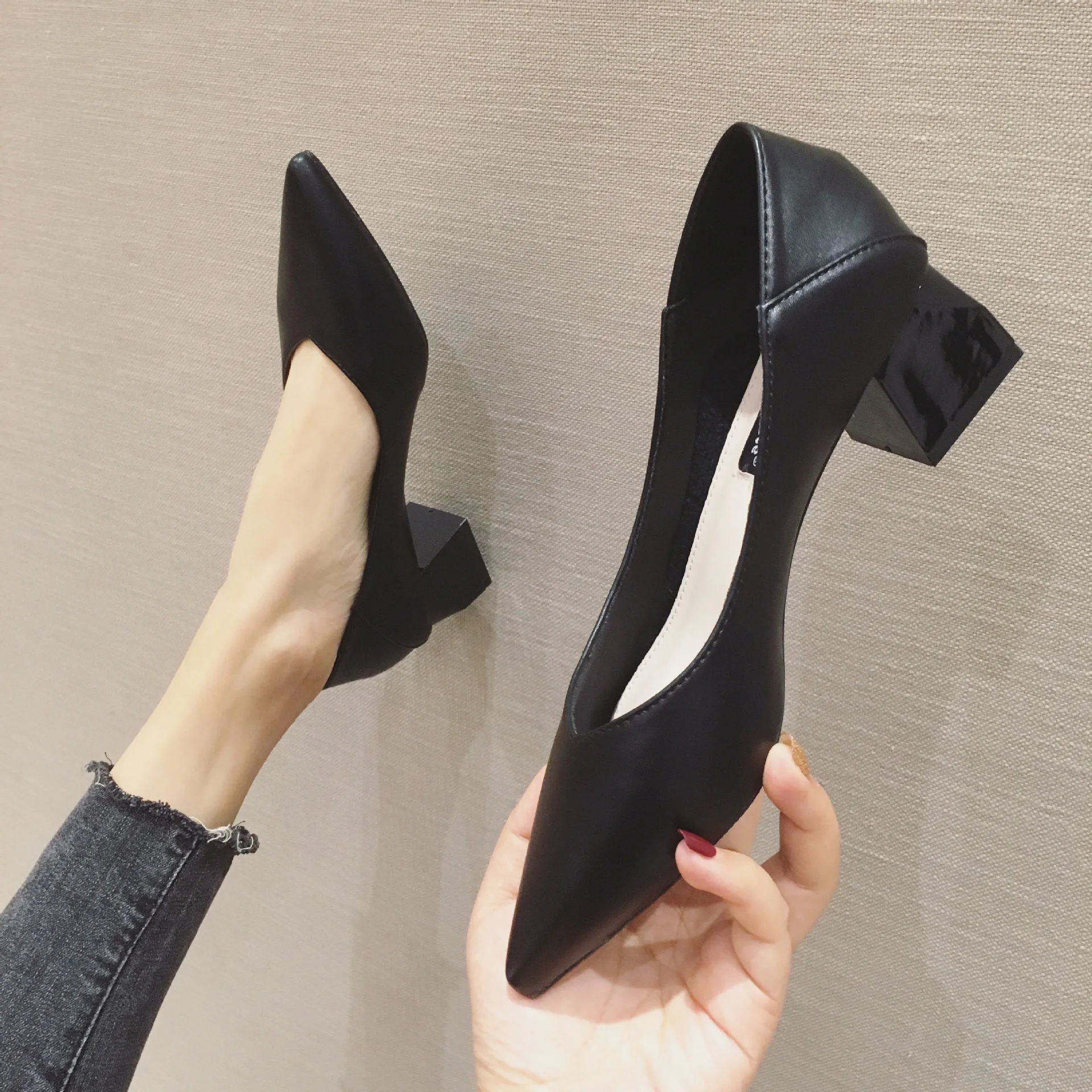 Middle Heel Single Shoes Women's 2021 New Retro Thick Heels High Heels Versatile Girls' Soft Leather Grandma Shoes Pointed
Middle Heel Single Shoes Women's 2021 New Retro Thick Heels High Heels Versatile Girls' Soft Leather Grandma Shoes Pointed